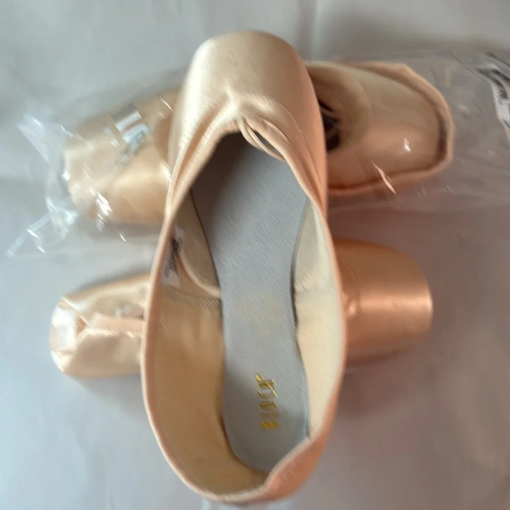 NWT Bloch Synergy Pointe Shoes Size: 2Y 6